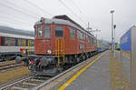 Samstag den 09.12.2023 um 12:03 Uhr in Domodossola. Unterwegs mit dem Verein Pacific (01 202 Lyss) in Zusammenarbeit mit ZRT Bahnreisen Brig-Glis. Die Reise geht von Aarau nach Domodossola und wieder zurück nach Aarau. Im Bahnhof Domodossola auf Gleis 6 steht der Zug mit der Zugnummer 31160 (Zugnummer von Domodossola - Aarau). Abfahrt in Domodossola nach Fahrplan ist um 14:15 Uhr was auch eingehalten wurde. Der Zug ist hier in Domodossola wie folgt Zusammengestellt (Spitze – Schluss): Lokomotive BLS Ae 6/8 Nummer 205 (heute Ae 015 205) (UIC 91 85 4605 205-4 CH-BLS), Erbauer: SAAS (Ateliers de Secheron S.A. Genéve) und SLM (Schweizerische Lokomotiv- und Maschinenfabrik Winterthur). Fabriknummer: 3678. Inbetriebsetzung: 1939. Achsfolge: (1’ Co) (Co 1’). Höchstgeschwindigkeit: 100 km/h. LüP: 20'260 mm. Dienstgewicht: 140 t. Adhäsionsgewicht 120 t. Stundenleistung nach dem Umbau 1961/62 von 5'280 PS auf 6'000 PS. Die Lok war 1939 an der Schweizerischen Landesausstellung in Zürich ausgestellt. 1. Wagen UIC 50 85 1833 417-4 CH-BLS (BLS 50 63 1833 811-4 A, EW I), im Zug als Sitzplatz-Wagen Nr. 1 bezeichnet), 2. Wagen UIC 56 80 1040 360-4 D-IRSI (Am 360, Suisse Train Bleu, im Zug als Sitzplatz-Wagen Nr. 2 bezeichnet), 3. Wagen UIC 56 80 8980 010-2 D-IRSI (WGm  010, Suisse Train Bleu  Schützengarten“, im Zug als Bar-Wagen bezeichnet), 4. Wagen UIC 56 80 3140 362-5 D-IRSI (ABm 362, Suisse Train Bleu, im Zug als Sitzplatz-Wagen Nr. 3 bezeichnet). Koordinaten GMS (Grad, Minuten, Sekunden): N 46° 6’ 58.4’’ O 8° 17’ 49.9’’