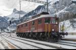 Die BLS Ae 6/8 205 umfährt im Bahnhof Kandersteg ihren Zug.