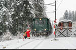 Chlausefahrt 2022 auf der Emmentalbahn: Am 10.12.2022 ist VHE Be 4/4 102 unterwegs nach Ramsei und konnte hier beim Aufladen des Samichlaus in Huttwilwald aufgenommen werden