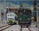 Bei den Dampftagen in Huttwil treffen am 05.10.2024 alt und neu im Bahnhof Huttwil aufeinander. Das Depotareal war frei zugänglich, nur die Betriebsgeleise waren abgesperrt. Personal überwachte sicherheitshalber den Betrieb. Aufgenommen habe ich von Bahnübergang aus.