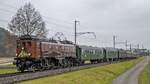 Die Jubilarin Be 4/6 12320 ist zwischen Turgi AG und Siggenthal bereits wieder unterwegs nach Winterthur, aufgenommen am 20.11.2021.