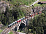 Alt trifft auf neu: seltene Begegnung des historischen Zuges mit dem Krokodil und dem Interregio der SOB auf der mittleren Meienreussbrücke bei Wassen! Der Erlebniszug San Gottardo fährt