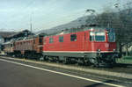 SBB: Re 4/4II 11130 + Ce 6/8I 14201 Köfferlilok 1919 + Ce 4/4 2 Marianne (Testlok Seebach-Wettingen) 1932 bei einem Zwischenhalt in Oberbuchsiten im Jahre 1998.