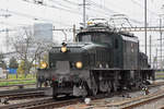 Ce 6/8 III 14305  Krokodil  von SBB Historic, durchfährt bei sehr schlechtem Wetter solo den Bahnhof Pratteln.