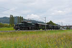 Extrafahrt mit der Ce 6/8 14305  Krokodil  und vier alten Wagen fährt Richtung Bahnhof Itingen.