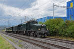 Extrafahrt mit der Ce 6/8 14305  Krokodil  und vier alten Wagen fährt Richtung Bahnhof Itingen.