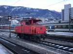 Rangierlok 16460 im Bahnhof von Brig an einem klaren Winternachmittag.