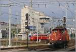 Ee 3/3 16396 rangiert in Zrich HB und der rote Pfeil RAe 1021 fhrt soeben unter dem Zentralstellwerk vorbei in den Hauptbahnhof ein.