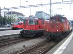 SBB: Drei rote auf einem Gleis? Nicht ganz, dafr stellten sich die Re 460 036  Franches-Montagnes  und die Ee 3/3 16442 perfekt bereit, dass die Re 4/4  11217 in den Mittelpunkt fahren konnte.