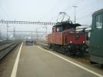 Die Ee3/3 16443 rangiert am Morgen des 14.10.2005 im Bahnhof Langenthal.