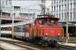 Ee 3/3 16427 rangiert ein IC-Zusatzmodul bei der SBB in Chur.