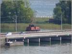 Eine Rangierfahrt bringt die Ee 3/3 auf die Brcke des Seedamms Rapperswil.