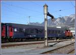 Ee 3/3 rangiert zwei Bcm Couchettewagen im Bahnhof Chur.