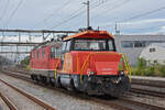 Am 21.09.2023 schleppt die Re 4/4 II 11158 die Ee 922 010-4 durch den Bahnhof Rupperswil.