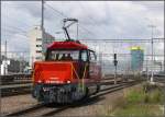 Ee 922 001-3 in Zrich HB mit Zentralstellwerk und neuem Primetower.