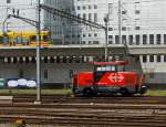 Elektrische Zweifrequenz-Rangierlok Ee 922 004-7 der SBB am 25.05.2012 in Basel, aufgenommen aus fahrendem ICE.