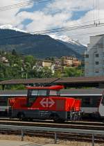 Elektrische Zweifrequenz-Rangierlok (Ee 2/2) Ee 922 021-1 der SBB rangiert am 27.05.2012  im Bahnhof von Brig.