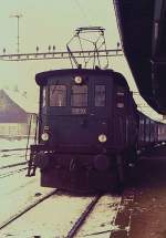 Be 4/4 der SMB mit einem Regionalzug in Moutier am 17. Januar 1985.
(Gescantes Foto) 