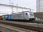 RailPool - Lok 187 004-7 mit Güterzug unterwegs in Prattelen am 20.11.2017