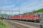 Re 10/10, mit den Loks 420 338-6 und 11672, durchfahren den Bahnhof Gelterkinden. Die Aufnahme stammt vom 12.05.2017.