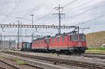 Re 10/10, mit den Loks 420 322-0 und 11680, durchfahren den Bahnhof Pratteln. Die Aufnahme stammt vom 24.06.2017.