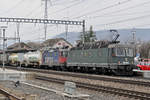 Re 10/10, mit den Loks 620 063-8 und 420 344-4 durchfahren den Bahnhof Sissach.
