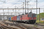 Re 10/10, mit den Loks 420 348-5 und 620 069-5, durchfahren den Bahnhof Pratteln.