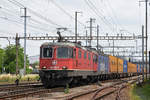 Re 10/10, mit den Loks 420 340-2 und 620 069-5, durchfahren den Bahnhof Pratteln. Die Aufnahme stammt vom 06.06.2018.