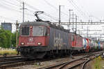 Re 10/10, mit den Loks 620 075-5 und 11338, durchfahren den Bahnhof Pratteln. Die Aufnahme stammt vom 29.06.2018.