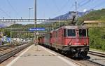 420 260-2 und eine Re 6/6 haben am 06.05.2019 mit ihrem Güterzug den Scheitelpunkt der Monte Generi-Strecke in Rivera-Bironico erreicht.