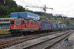 Re 10/10, mit den Loks 420 341-0 und 620 081-0, durchfährt den Bahnhof Lausen.