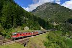 Re 6/6 11614 und eine Re 420 mit einem Stahlzug am 29.08.2013 bei Wassen.