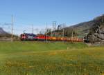 Die Re 420 307 und die Re 6/6 11650 mit einem Gterzug am 26.04.2012 unterwegs bei Schwyz.