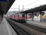 SBB - Re 4/4 11341 mit Re 6/6 11679 mit Gterzug bei der durchfahrt im Bahnhof Spiez am 26.01.2013