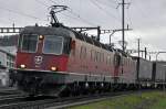 Re 6/6 11679 + eine Re 4/4 II beim Bahnhof Pratteln. Die Aufnahme stammt vom 27.01.2014.