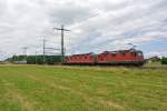Re 4/4 II 11329 und Re 6/6 11677 mit Güterzug bei Lyssach, 15.06.2014.