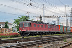 Doppeltraktion, mit den Loks 1167/620 077-8 und 11336, durchfahren den Bahnhof Pratteln.