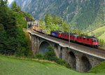 Als Dreifachtraktion fahren eine Re 4/4 II sowie zwei Re 6/6 über die Mittlere Meyenreussbrücke am 12.09.2016 die Gotthard-Nordrampe hinunter. An diesem Tag haben die Bergschatten die Strecke schon um 16.45 Uhr erreicht.