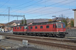 Re 10/10, mit den Loks 11628 und 11367, durchfahren den Bahnhof Sissach. Die Aufnahme stammt vom 06.11.2015.