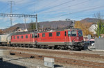 Re 10/10, mit den Loks 11265 und 11644, durchfahren den Bahnhof Sissach. Die Aufnahme stammt vom 06.11.2015.