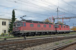 Re 10/10, mit den Loks 11667 und 11331, durchfahren den Bahnhof Pratteln. Die Aufnahme stammt vom 20.10.2016.