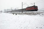 SBB: Am 5. Januar 2017 trotzte die Re 6/6 11650  Schönenwerd  mit einem langen Blockzug dem Schneesturm bei Niederbipp.
Foto Walter Ruetsch