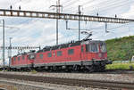 Re 10/10, mit den Loks 11666 und 11324, durchfahren den Bahnhof Pratteln. Die Aufnahme stammt vom 28.06.2016.