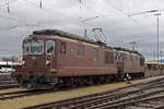 Doppeltraktion, mit den BLS Loks 425 182 und 425 172 steht in der Abstellanlage beim badischen Bahnhof.