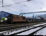 BLS - Re 4/4  190 mit Güterzug unterwegs im Bahnhofsareal in Spiez am 09.02.2019