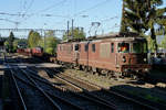 Noch stehen die letzten Re 425 von BLS CARGO im täglichen Einsatz.
Die Re 425 gehören zu den fotogenen Lokomotiven die gegenwärtig noch auf dem schweizerischen Schienennetz unterwegs sind. Da bei der BLS die Ausrangierung der Re 425 in letzter Zeit rasant vorangetrieben wird, zeige ich gleich noch einmal eine Serie von fünf Betriebsaufnahmen, die noch vor kurzer Zeit in meiner Region entstanden sind.
In Betrieb genommen wurden die Re 4/4 161 - 195 in den Jahren 1964 – 1983. Viele dieser bei den Bahnfotografen sehr beliebten Oldtimer wurden leider bereits verschrottet.
Auf die Fahrt nach Italien. Leermaterialzug mit den BLS Re 425 185 und Re 425 188 anlässlich der Bahnhofsausfahrt Gerlafingen am 14. Mai 2019.
Foto Walter Ruetsch  