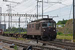 Re 425 189 der BLS durchfährt den Bahnhof Pratteln.