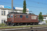 Re 425 172 der BLS durchfährt den Bahnhof Pratteln.