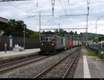 BLS - Re 4/4  176 mit Güterzug bei der Durchfahrt im Bahnhof Gelterkinden am 28.08.2020