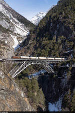 BLS Re 4/4 192 mit Gaskesselwagenzug Visp - Antwerpen am 15. Februar 2021 auf dem Bietschtalviadukt.